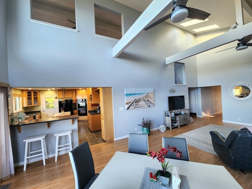 Stunning home, amazing ocean and forrest views! Pet friendly & close to beaches!