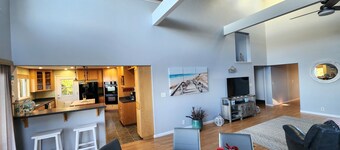 Oppdatert familie- og dyrevennlig hjem. Fantastisk utsikt! I nærheten av strender og stier!