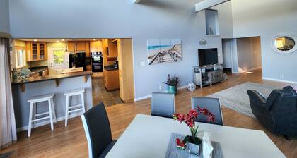 Päivitetty perhe- ja lemmikkiystävällinen koti. Upeat näkymät! Lähellä rantoja ja reittejä!