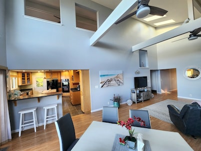 Stunning home, amazing ocean and forrest views! Pet friendly & close to beaches!