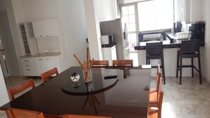 A modern kitchen with a dining area. - Blanca Rosa's Place Vacation Rentals (Pacasmayo)