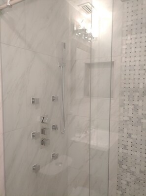 Duschwanne, Handtücher, Seife, Toilettenpapier