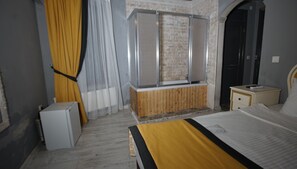 Kahden hengen huone | Kylpyhuone | Ilmaiset hygieniatuotteet, hiustenkuivaaja, tohvelit, pyyhkeet