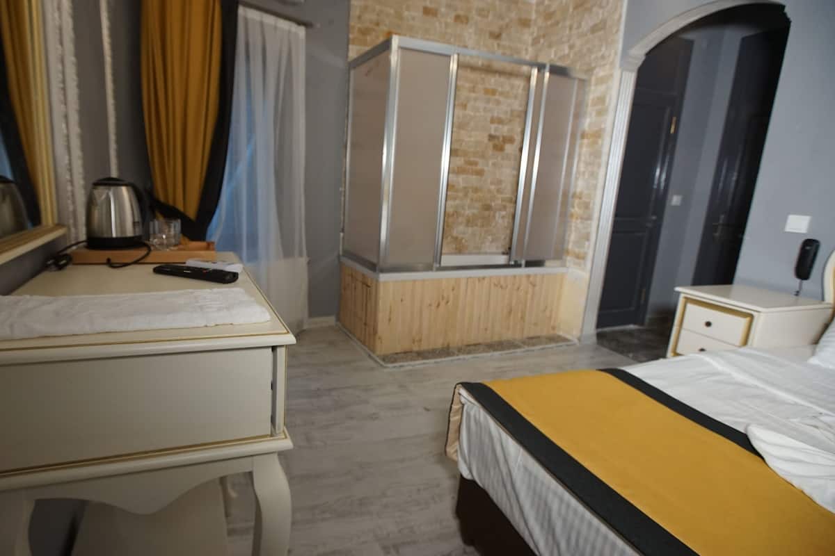 Camera doppia | Minibar, una cassaforte in camera, insonorizzazione, ferro/asse da stiro