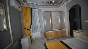 Double Room | Minibar, in-room safe, soundproofing, iron/ironing board - Taksim Maya Hotel (Istanbul)