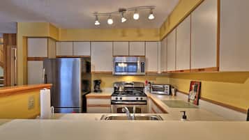 Condo, Multiple Beds, Hot Tub, Mountain View | Private kitchen | Fridge, microwave, stovetop, dishwasher