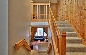 Condo, nhiều giường, bồn tắm nước nóng, quang cảnh núi | Phòng khách | Lò sưởi