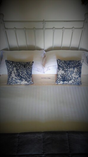 Comfort Room, 1 Queen Bed, Non Smoking, Park View | Premium bedding, memory-foam beds, individually decorated - Chez Martine et Philippe (Saint-Didier-en-Velay)
