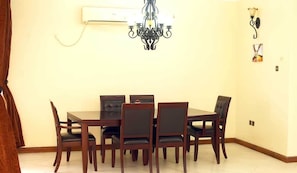 Apartment, 3 Schlafzimmer (Owensboro) | Essbereich im Zimmer