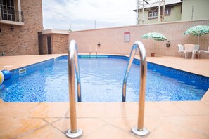 Outdoor pool, pool loungers - Kentucky Homes International (Lekki)