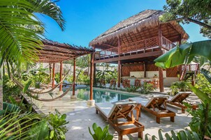 Una piscina al aire libre, tumbonas