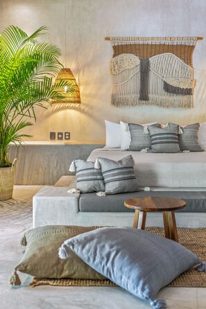 Studio Suite, phòng tắm riêng | Minibar, két bảo mật tại phòng, trang trí khác biệt