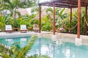 Una piscina al aire libre, tumbonas