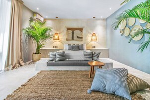Suite estudio, baño privado | Minibar, caja fuerte, wifi gratis y decoración individual