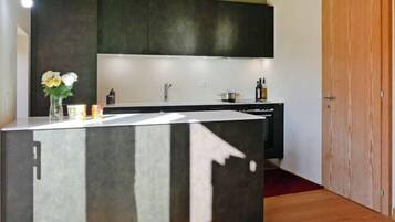 Fridge, oven, dishwasher, cookware/dishes/utensils