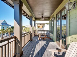 House, 6 Bedrooms | Balcony