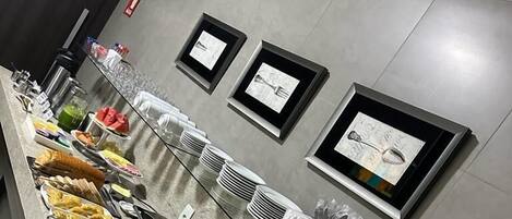 Buffet déjeuner gratuit tous les jours