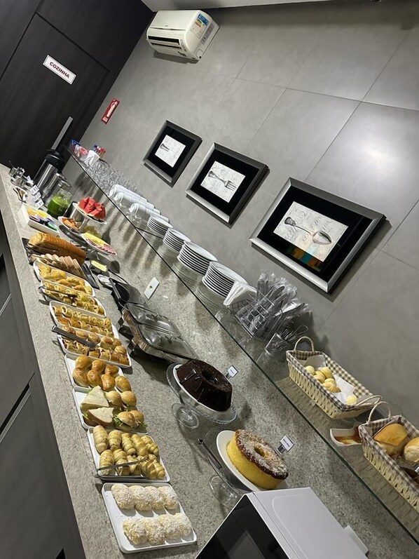 Café da manhã com buffet grátis todos os dias