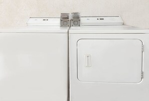 Laundry room - Deluxe Inn Denton (Denton)