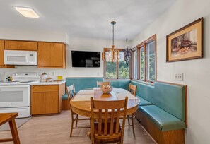 Fridge, microwave, oven, stovetop - Wisc Dells House Near Outlets, Kalahari sleeps 14 with huge lawn & deck (Wisconsin Dells)