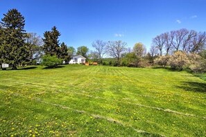 Property grounds - Wisc Dells House Near Outlets, Kalahari sleeps 14 with huge lawn & deck (Wisconsin Dells)