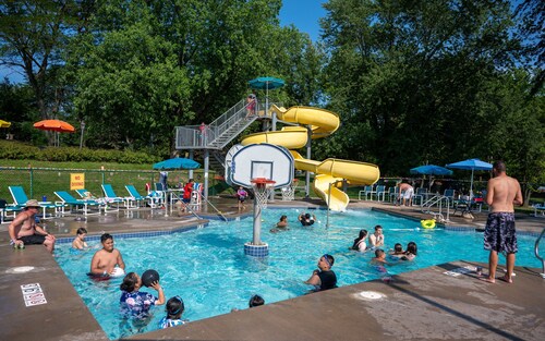 Wisc Dells House Near Outlets, Kalahari sleeps 14 with huge lawn & deck
