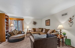 Smart TV, fireplace, foosball, books - Brentwood Vacation Home in a GREAT LOCATION! (Wisconsin Dells)
