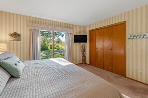 4 bedrooms, desk, iron/ironing board, free WiFi