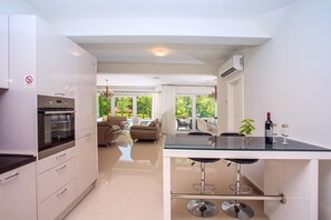 Fridge, microwave, oven, stovetop - VILLA ANDREA, 5 bedrooms, 50 sqm private pool, a fun zone, PRO 9 Pool table (Poljica)