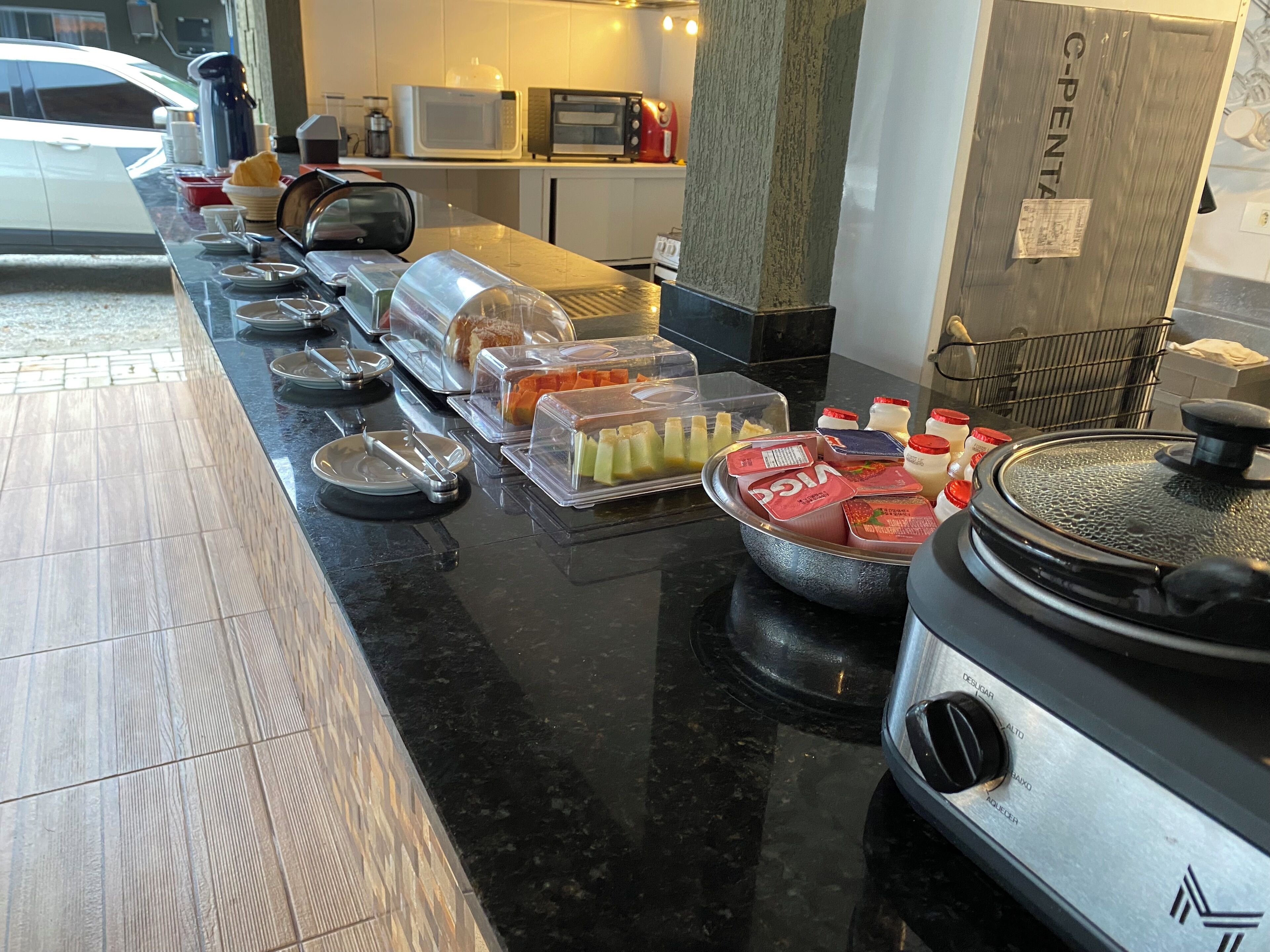 Een buffetopstelling met diverse gerechten en toevoegingen.