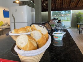 Un bufé de desayuno con pan y yogur.