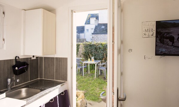 Cafetière/bouilloire, réfrigérateur, micro-ondes, plaque de cuisson