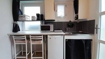 Réfrigérateur, micro-ondes, plaque de cuisson, cafetiÚre/bouilloire