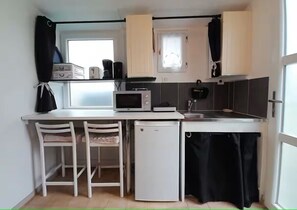 Réfrigérateur, micro-ondes, plaque de cuisson, cafetière/bouilloire