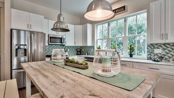 House, 5 Bedrooms | Private kitchen