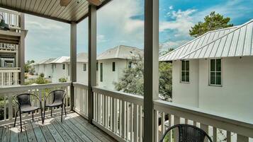 House, 4 Bedrooms | Balcony