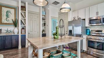 House, 4 Bedrooms | Private kitchen