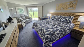 1 dormitori, caixa forta a l'habitació i planxa i posts de planxar 