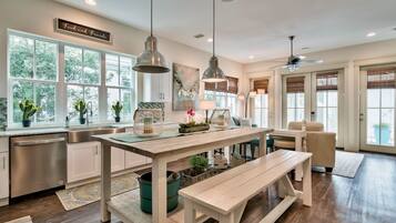 House, 4 Bedrooms | Private kitchen