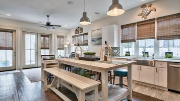 House, 5 Bedrooms | Private kitchen