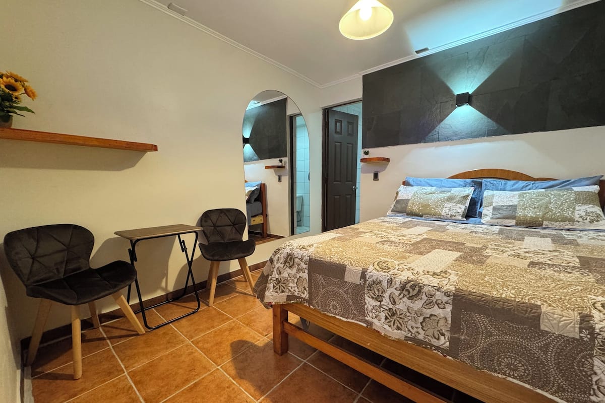 Chambre Confort, 1 chambre, salle de bain attenante, cÎté cour intérieure | Fer et planche à repasser, accÚs au Wi-Fi (inclus), literie fournie