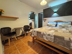 Chambre Confort, 1 chambre, salle de bain attenante, cÎté cour intérieure | Fer et planche à repasser, accÚs au Wi-Fi (inclus), literie fournie