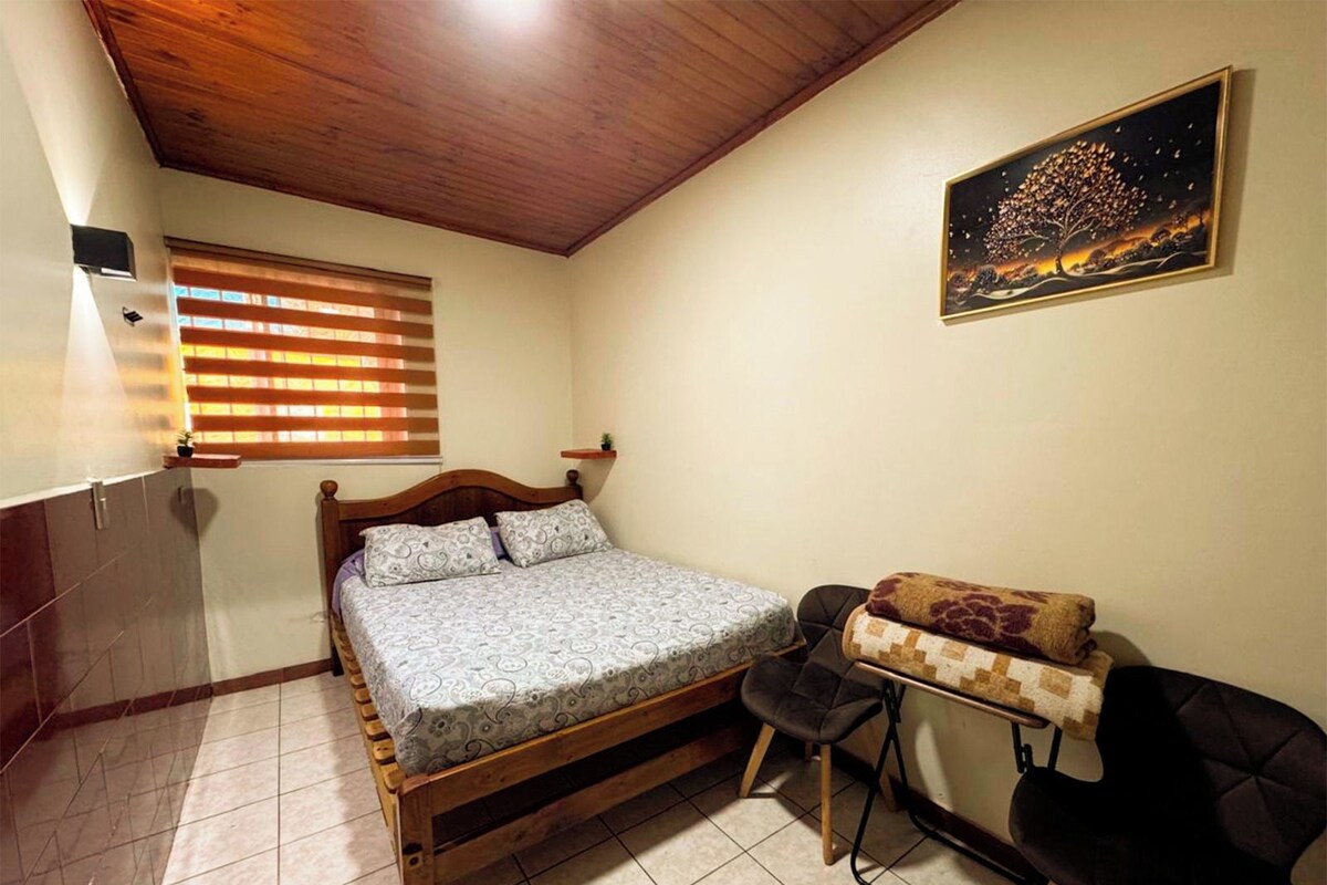 Habitació doble clàssica, vistes a la ciutat (Classic Double Room 10) | Cobrellits, wifi gratuïta i roba de llit 