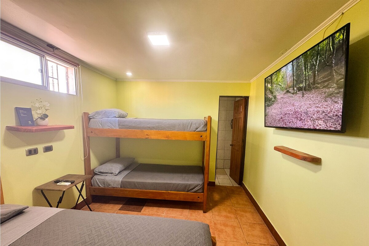 Habitació doble o amb dos llits individuals familiar (Family Double or Twin Room 24) | Cobrellits, wifi gratuïta i roba de llit 