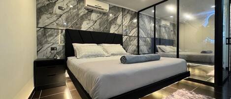 Suite de Lujo y Jacuzzi | Down comforters, free WiFi, bed sheets, wheelchair access