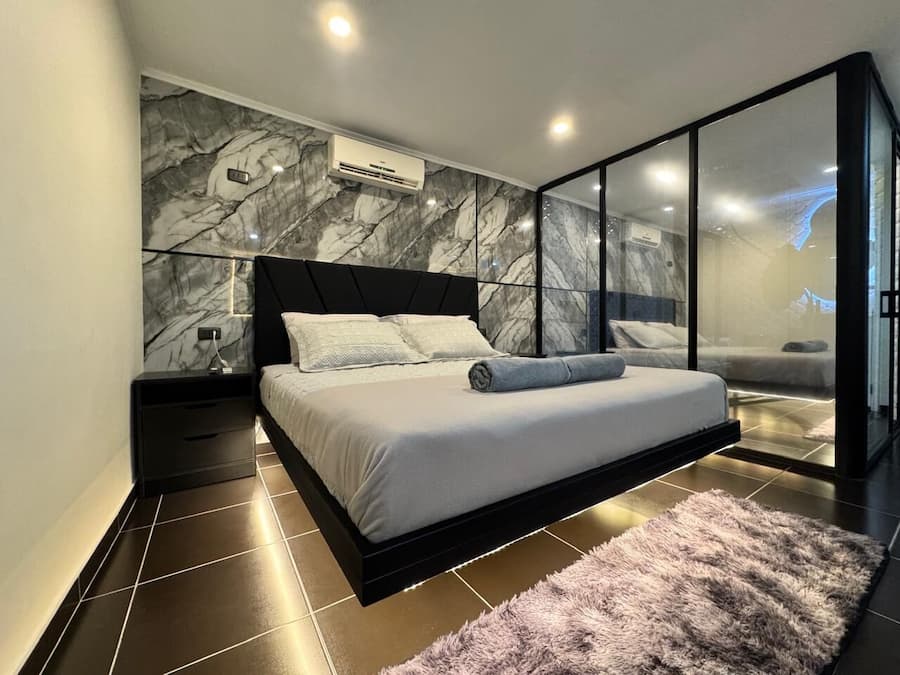 Suite de Lujo y Jacuzzi | Couette en duvet, accès au Wi-Fi (inclus), literie fournie