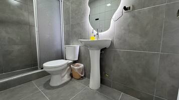 Bañera de hidromasaje, secador de pelo, toallas, jabón