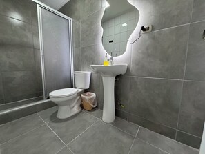 Baignoire Ă jets, sĂšche-cheveux, serviettes fournies, savon