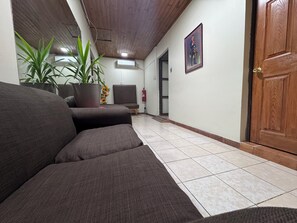 En 32-tommers smart-TV med kabel-kanaler samt premierefilmer