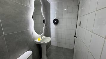 Bañera de hidromasaje, secador de pelo, toallas y jabón